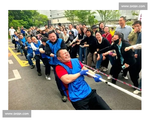 拔河比赛现场热烈进行 各队奋力拼搏展现团结协作精神